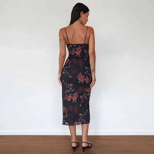 Détail de la robe dos nu moulante avec imprimé rose et tissu en maille transparente
