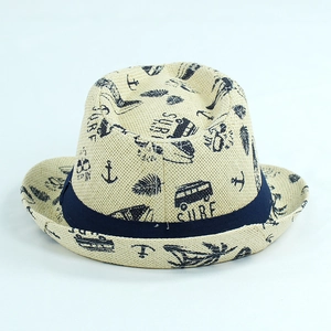 Dettaglio cappello di paglia estivo con stampe surf, palme e nastro blu navy