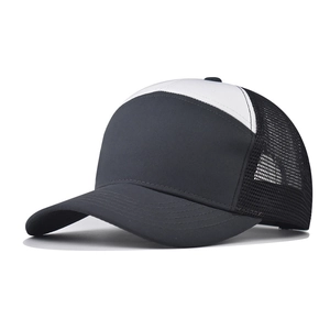 Detail der klassischen schwarzen Mesh-Trucker-Kappe mit verstärktem Schirm und Stoff