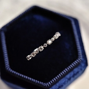 Elegante anello eternity in argento sterling 925 con zirconi in una scatola di velluto blu