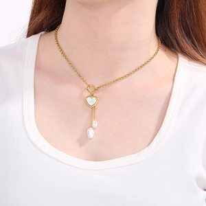 Détail du collier cœur doré avec nacre et perles pendantes porté par un mannequin