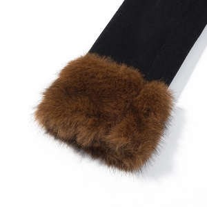 Dettaglio della manica del cappotto in pelle scamosciata nera con bordo in pelliccia marrone