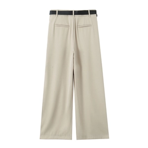 Vue détaillée du dos du pantalon taille haute à jambes larges avec poches et ceinture noire
