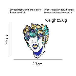 Détail de la broche émaillée papillon et visage de sorcière, taille 3,5cm x 2,7cm