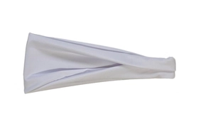 Détail d'un bandeau de fitness blanc doux plié sur un fond blanc épuré