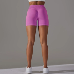 Vista dettagliata dei pantaloncini yoga rosa senza cuciture con design scrunch e coste