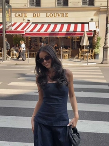 Dettaglio del set denim blu navy in due pezzi con top aderente e pantaloni a gamba larga