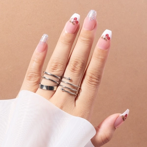 Faux ongles ballerine avec pointes blanches, motif cerise et dégradé pailleté argenté élégant