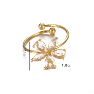 Dettaglio di un anello a fiore dorato con zirconi incastonati e misura di 14mm