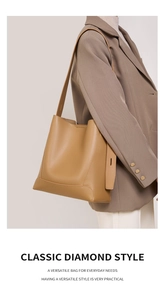 Seitenansicht der khakifarbenen Leder-Beuteltasche mit breitem Gurt an einem Model
