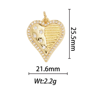 Vue macro du pendentif coeur doré mesurant 21,6x25,5mm et pesant 2,2g environ