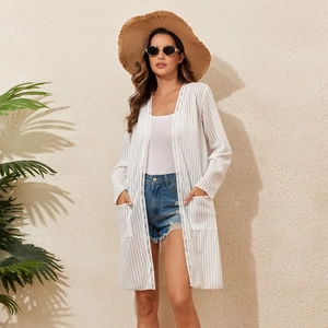 Détail du cache-maillot de plage blanc au crochet avec rayures ajourées et poches latérales