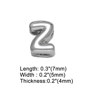 Dettaglio del pendente a lettera Z in metallo lucido con misure 7x5x4 mm per gioielli DIY