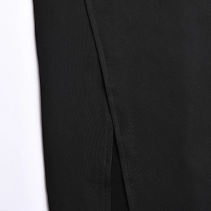 Detailaufnahme der Nähte und des Schlitzdesigns am Stoff des schwarzen Langarmkleids