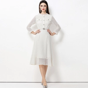 Elegante abito lungo in pizzo bianco con cintura indossato da una modella