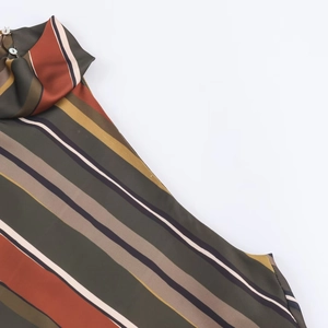 Détail de haut rayé à col montant avec motifs rétro et fermeture à boutons perles