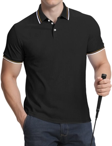 Détail d'un polo en maille piquée noire avec col à rayures contrastées et patte trois boutons