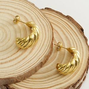 Orecchini a cerchio a C in acciaio inossidabile dorato 18k con design a corno