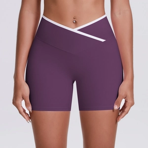 Vue détaillée de la taille en V croisée sur le short de yoga violet à taille haute