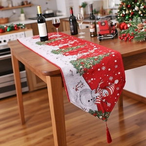 Chemin de table de Noël tricoté avec motifs Bonhomme de neige et pompons rouges
