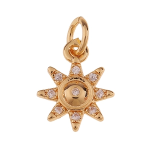 Detailopname van een gouden zonnestralen hanger met sprankelende ingelegde strass