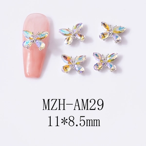Détail macro de charmes d'ongles papillon 3D aurora 11x8,5mm avec cristaux AB