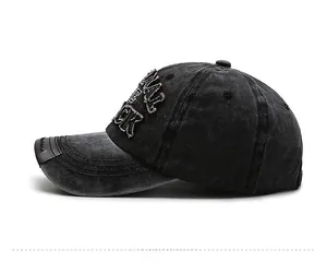 Détail d'une casquette vintage délavée avec broderie 3D et accent en cuir sur la visière