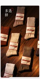 Détail de chaussettes vintage en coton côtelé en plusieurs couleurs sur surface en bois