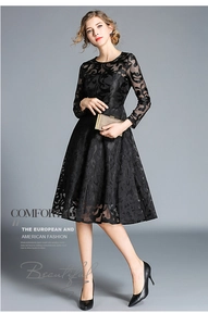 Détails de la robe en dentelle noire avec broderies florales et manches longues élégantes