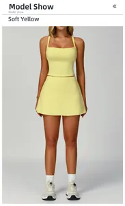 Modelo con top amarillo brote y falda deportiva de línea A a juego para yoga y running