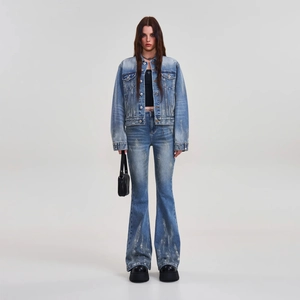 Giacca di jeans blu lavaggio vintage slim fit e jeans svasati coordinati da donna