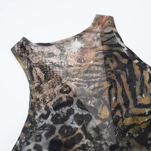 Détail du haut en maille à imprimé léopard et tigre avec volants et col en V