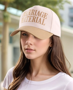 Detailansicht der Marriage Material Stickerei auf der zweifarbigen Baseballkappe