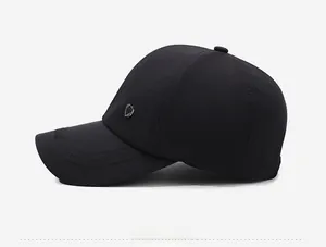 Dettaglio cappello da uomo nero outdoor con logo in metallo e cuciture di precisione
