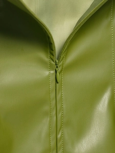 Gros plan du cuir synthétique vert olive avec fermeture éclair invisible et coutures