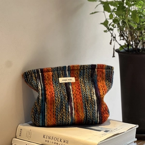 Nahaufnahme der böhmischen mehrfarbigen Stricktasche mit simple wish Label auf dem Tisch