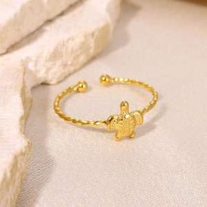 Gros plan détaillé d'une bague tortue en or 18 carats avec un anneau torsadé texturé