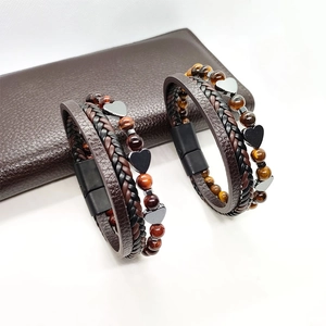 Bracciale multistrato in pelle intrecciata con cuore in ematite e chiusura magnetica