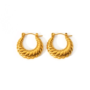 Vue détaillée des boucles d'oreilles créoles torsadées en plaqué or 18 carats en forme de U