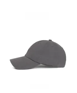 Vista laterale del cappellino da baseball grigio scuro con ricamo di lettere 3D