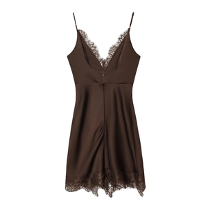 Robe nuisette en satin marron foncé avec bordure en dentelle délicate et fines bretelles
