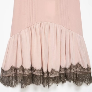 Abito corto in chiffon rosa con pizzo grigio scuro e dettagli dell'orlo a pieghe