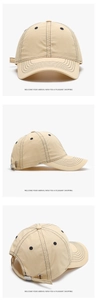 Detailweergave van beige baseballpet met zwarte stiksels en verstelbare metalen gespsluiting