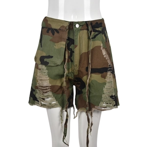 Détail du short en jean camouflage avec déchirures, bords effilochés et cordon de serrage