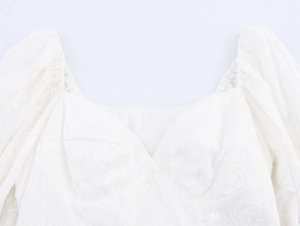Gros plan du décolleté en cœur blanc et de la texture délicate de la dentelle fleurie