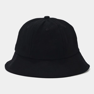 Détail du bob noir minimaliste avec calotte à six pans et coutures de bord renforcées