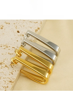 Vue détaillée de boucles d'oreilles en acier inoxydable plaqué or 18K et argent, sans nickel