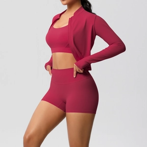 Ensemble de sport 3 pièces avec brassière, short taille haute et veste zippée en rouge baies