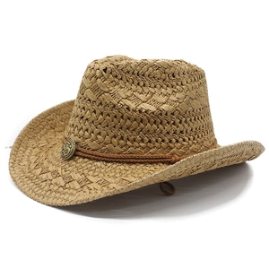 Détail d'un chapeau de cowboy en raphia avec cordon marron et emblème en métal vintage