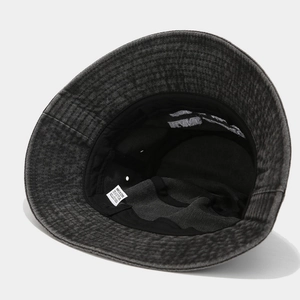 Vue intérieure d'un bob vintage en coton délavé gris foncé avec bandeau et étiquette interne